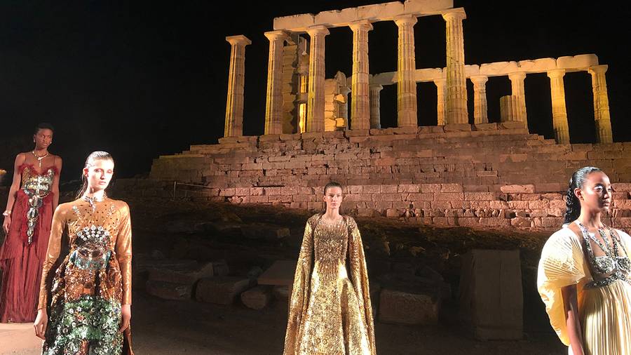 3 choses à savoir sur l'extraordinaire défilé de Mary Katrantzou en Grèce