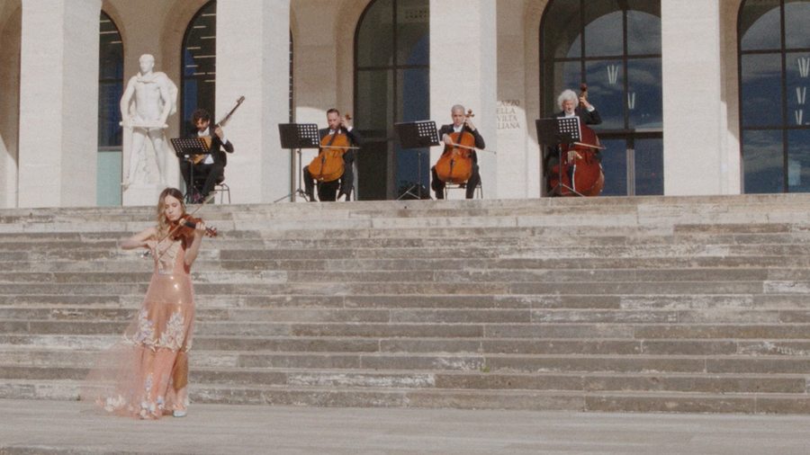 Fendi invite un orchestre symphonique pour célébrer le solstice d'été