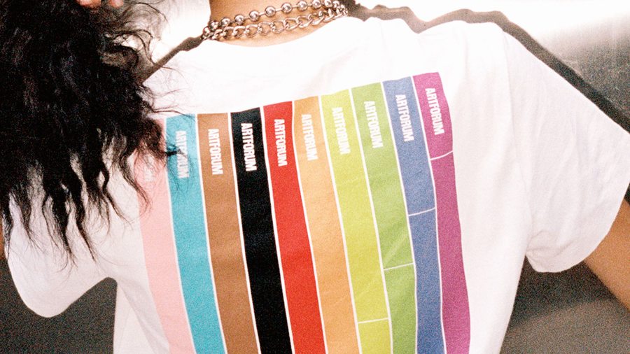 Helmut Lang soutient le "Pride Month 2019" avec un t-shirt et un hoodie 