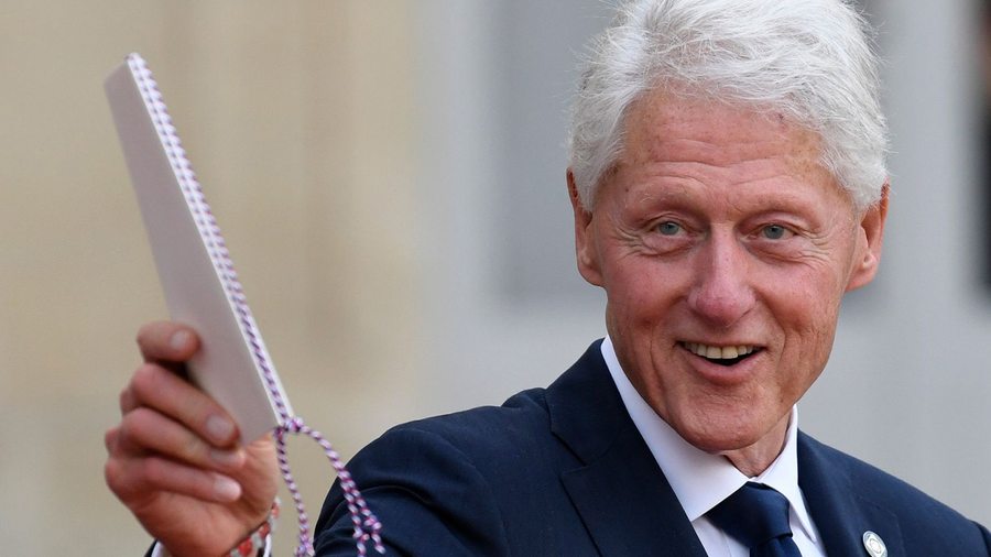 Bill Clinton dévoile ses talents dans un nouveau thriller