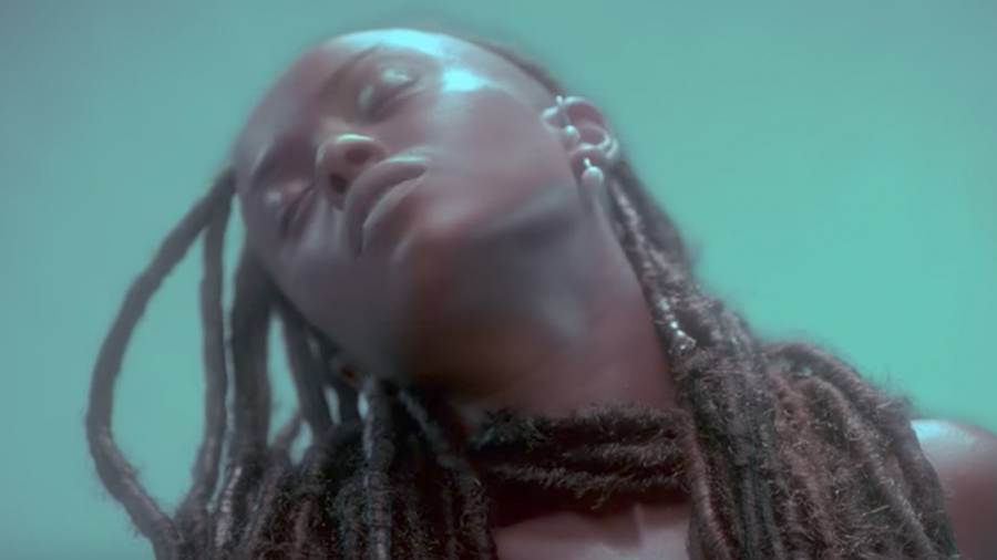 Kelela éblouit avec son nouveau clip “Blue Light”