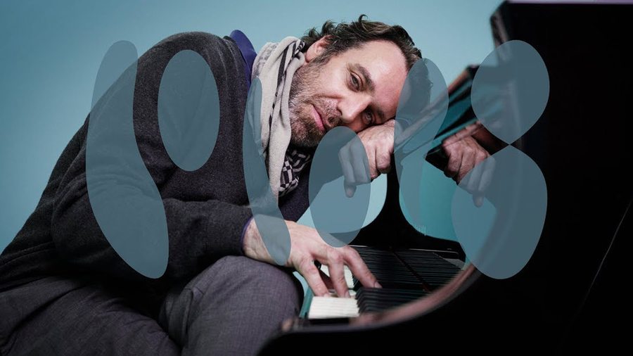 Chilly Gonzales installe son piano chez Colors 