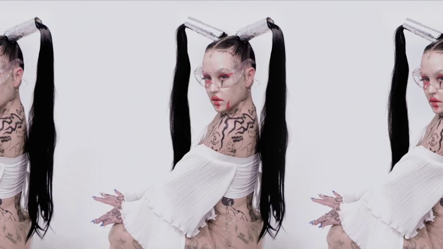 Brooke Candy en glamazone cyber-punk dans son clip “XXXTC”