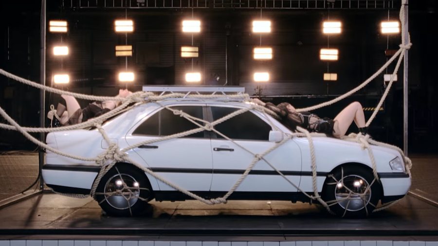 Charli XCX et Christine and the Queens ligotées à une voiture dans “Gone”