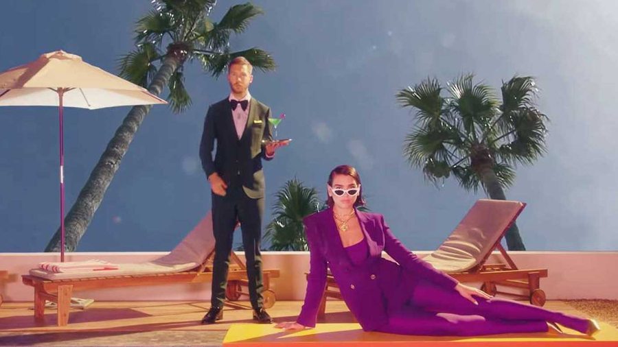 Dua Lipa en Jacquemus et Versace pour le clip “One Kiss”