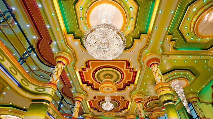 Les incroyables salles de Bal de Freddy Mamani se dévoilent à la Fondation Cartier