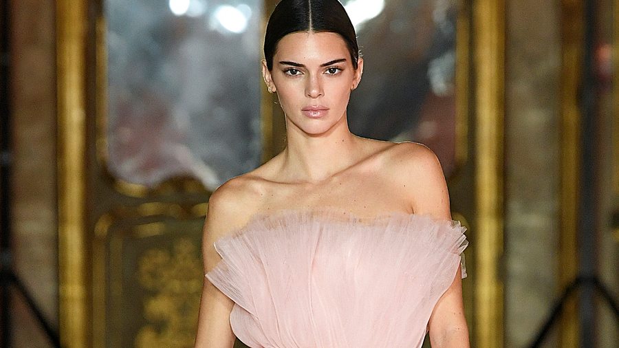 Kendall Jenner ouvre le défilé Giambattista Valli x H&M à Rome