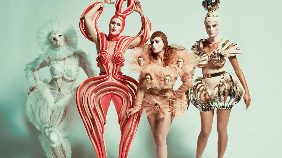 Jean Paul Gaultier envoûte les Folies Bergère avec son Fashion Freak Show