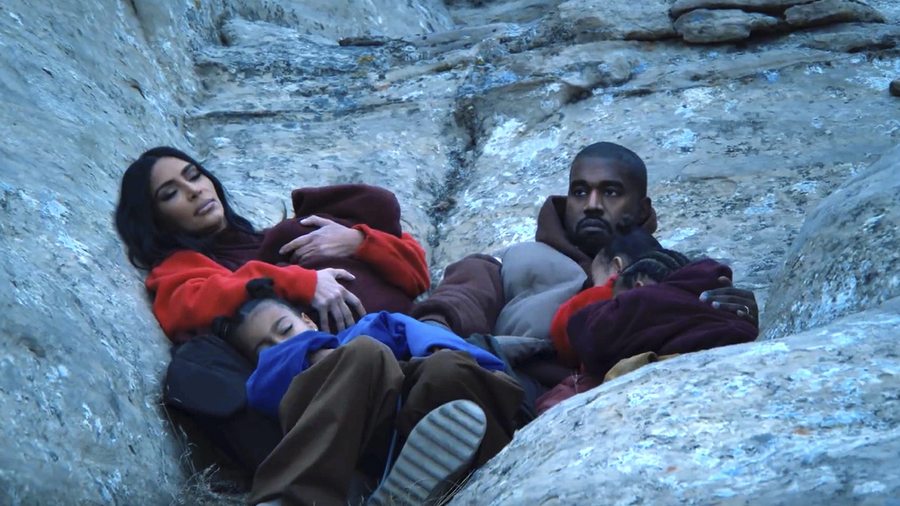 Kanye West réunit femme, enfants et belle-mère au pied d'une falaise