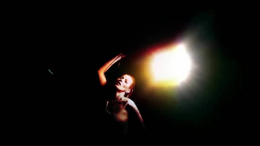 Kate Moss danse pour Massive Attack dans la vidéo de “Ritual Spirit”