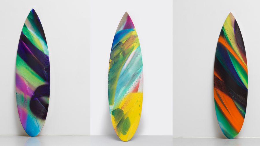 Quelle célèbre artiste a imaginé des planches de surf multicolores ? 