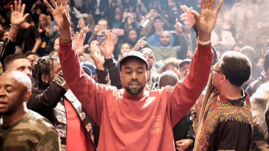Kanye West : prêtre le temps d'une messe à Coachella