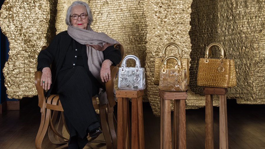 L’artiste Olga de Amaral transforme le sac Lady Dior en trésor inca