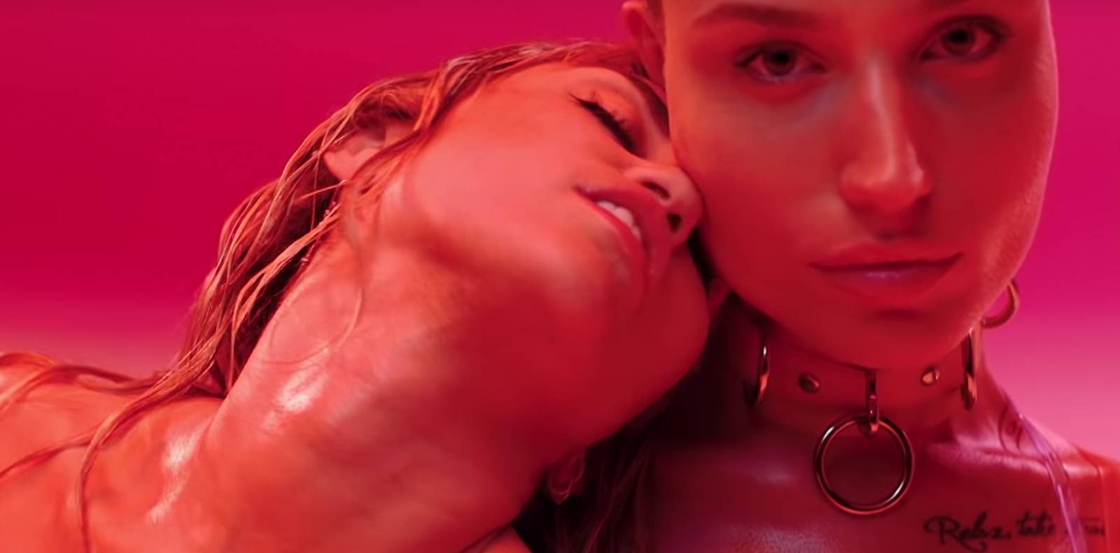 Miley Cyrus, wild feminist in “Mother’s Daughter”