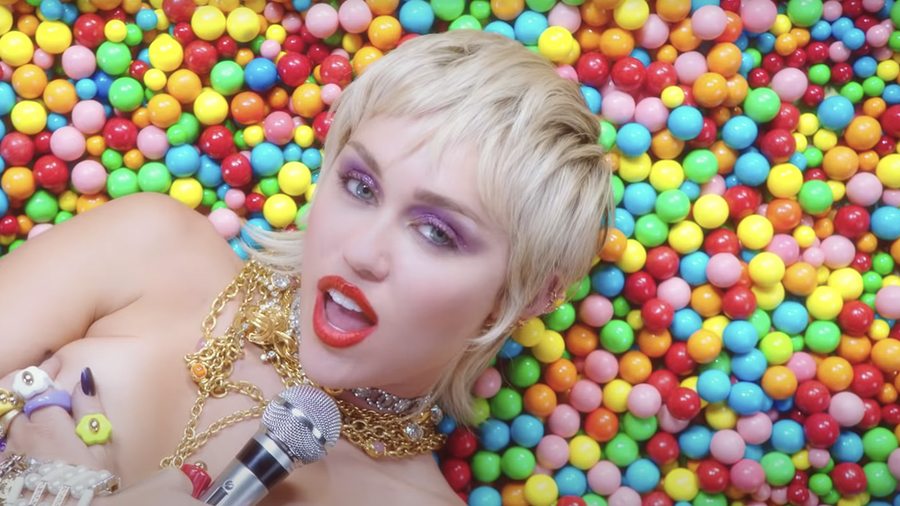 Miley Cyrus nue dans une piscine de bonbons