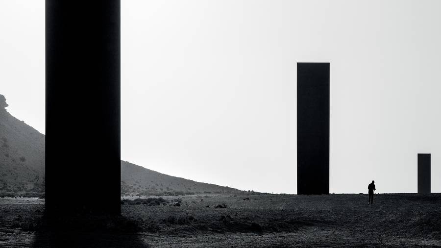 L’artiste Richard Serra dresse des monolithes dans le désert
