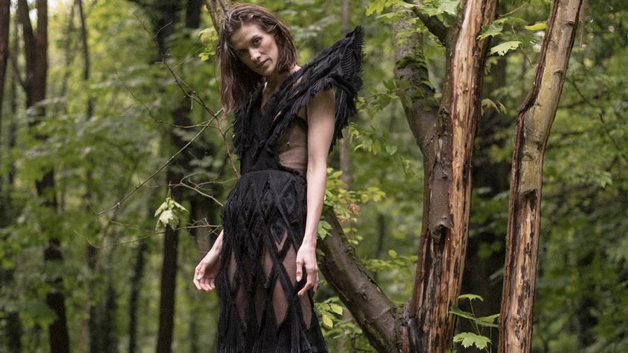 La mannequin Vaiora Stroganoff se transforme en créature de la forêt