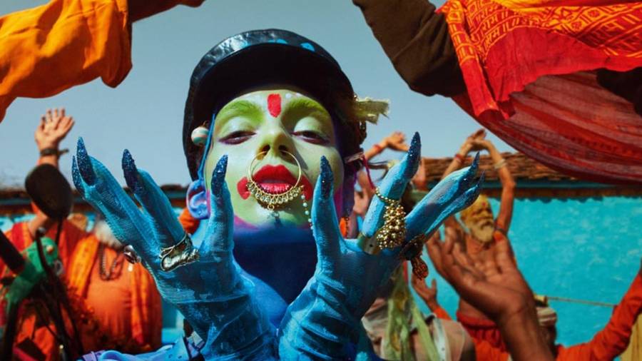 Série mode : l'Inde flamboyante de Txema Yeste avec Charlie Fraser