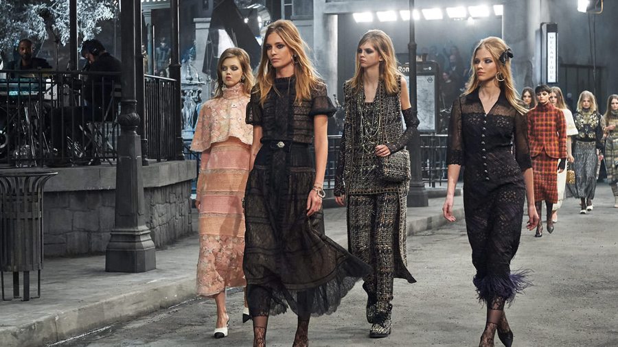 Le défilé Métiers d’art de Chanel : un vibrant hommage à Paris par Karl Lagerfeld