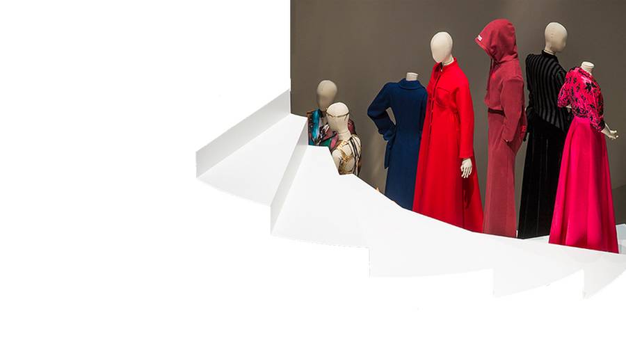De la robe taille Empire au hoodie Vetements: l’exposition “Fashion Forward” retrace trois siècles de mode passionnants