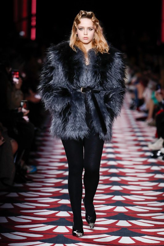 Rita Ora défile pour Miu Miu automne-hiver 2020-2021