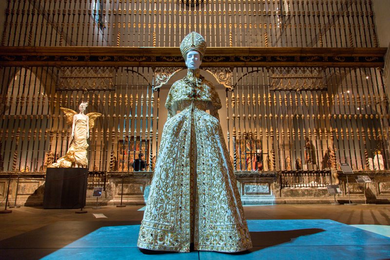 Le MET questionne le catholicisme dans la mode dans une exposition titanesque