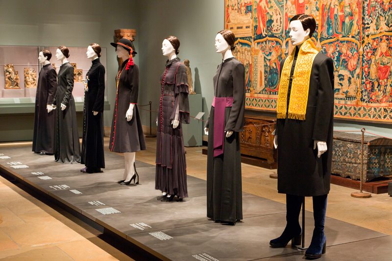 Le MET questionne le catholicisme dans la mode dans une exposition titanesque