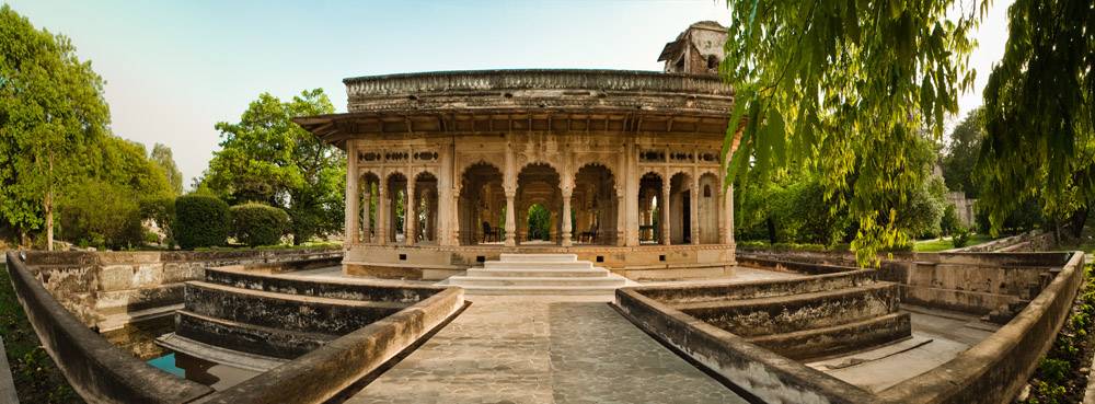 Voyage au cœur des temples somptueux de l'Inde avec l'hôtel Deo Bagh