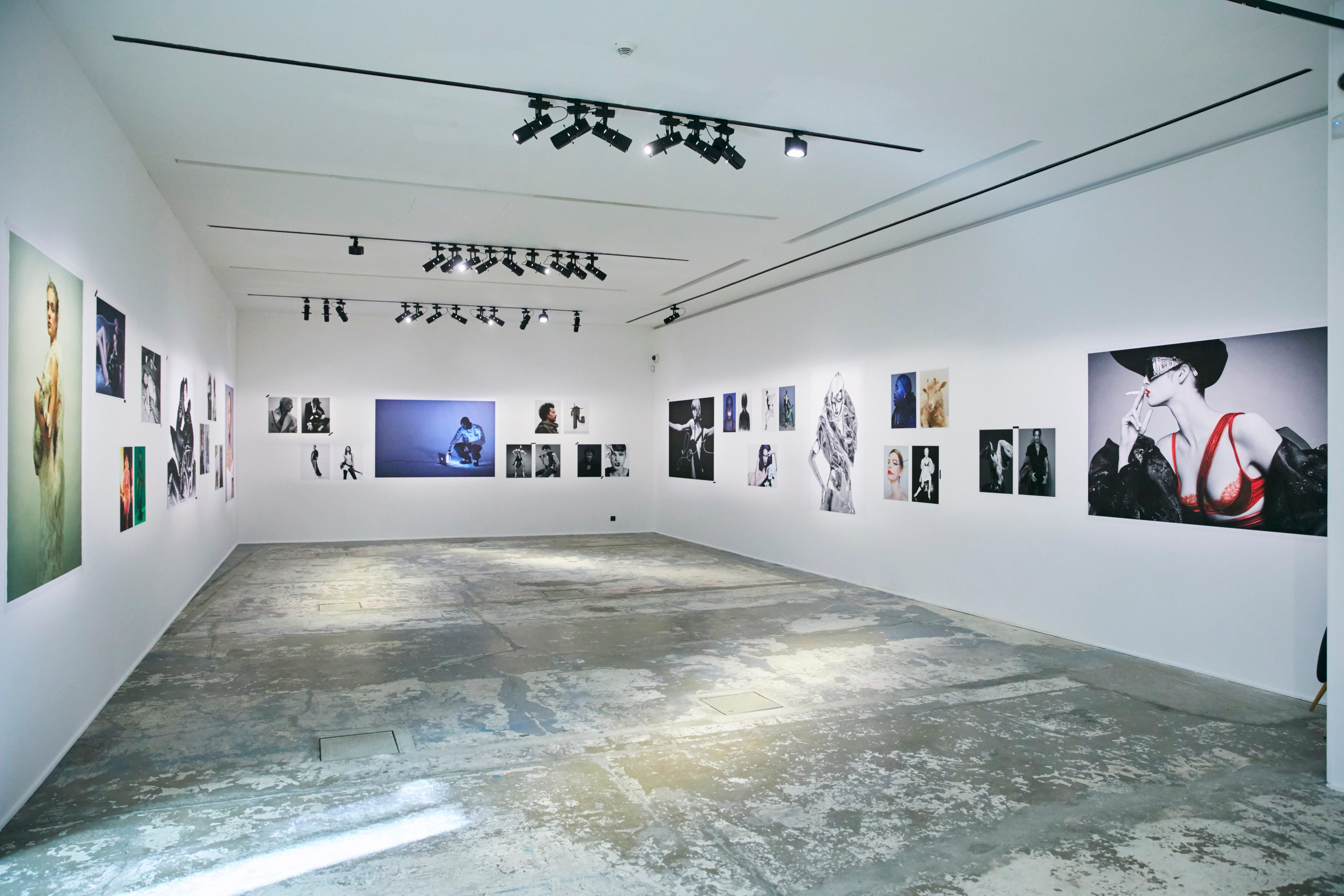 En images : l’exposition Jean-Baptiste Mondino au Studio des Acacias