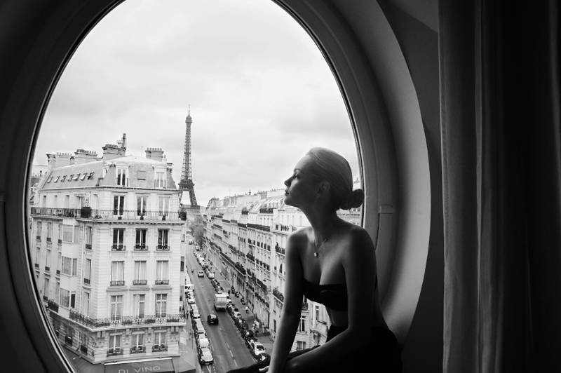 Avec “Paris est une femme” la photographe Sylvia Galmot explore le charme troublant de la Parisienne