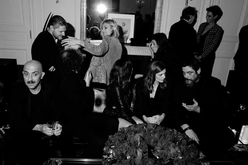 Quelles personnalités étaient présentes au dîner Yves Saint Laurent en l'honneur de Catherine Deneuve
