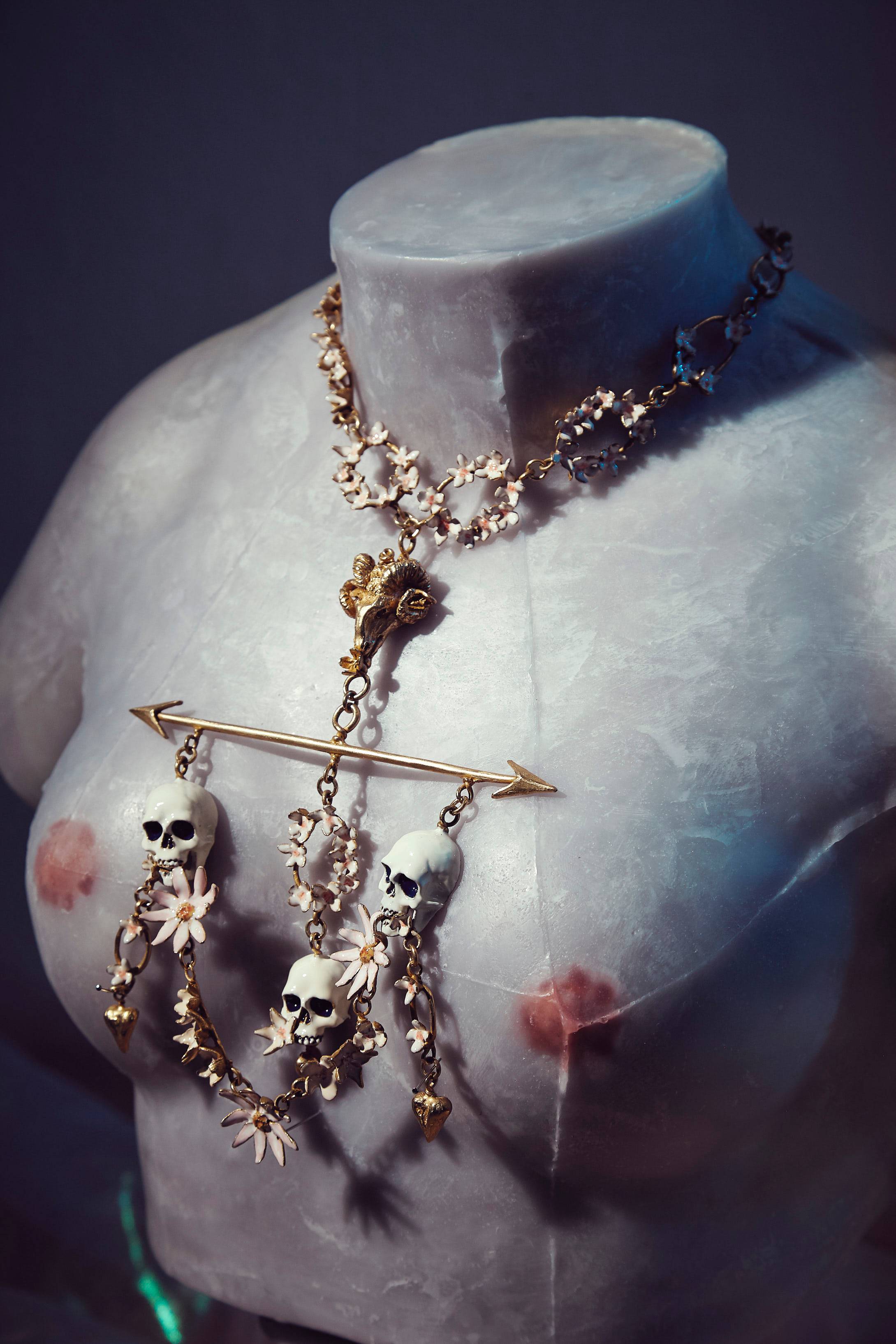 Le styliste Samuel François présente une collection de bijoux à la flamboyance baroque