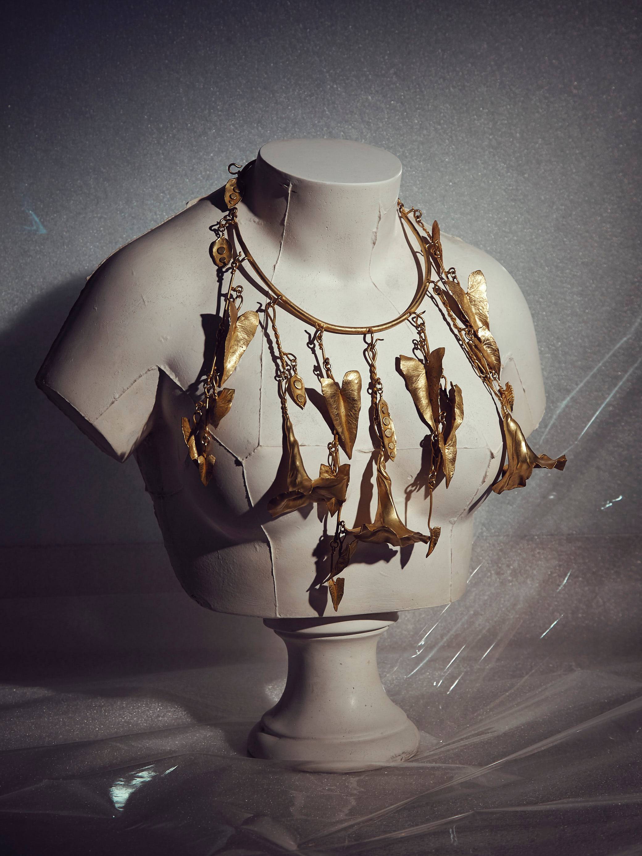 Le styliste Samuel François présente une collection de bijoux à la flamboyance baroque