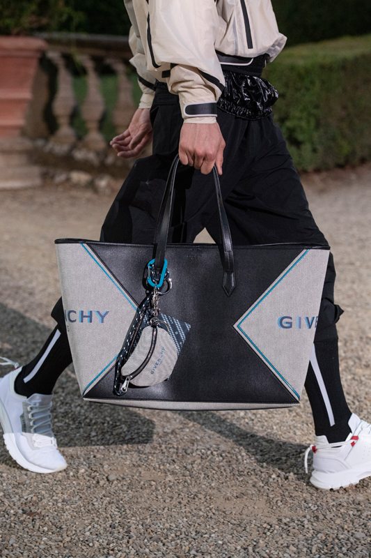 Givenchy dévoile de nouveaux sacs pour le voyageur de demain 