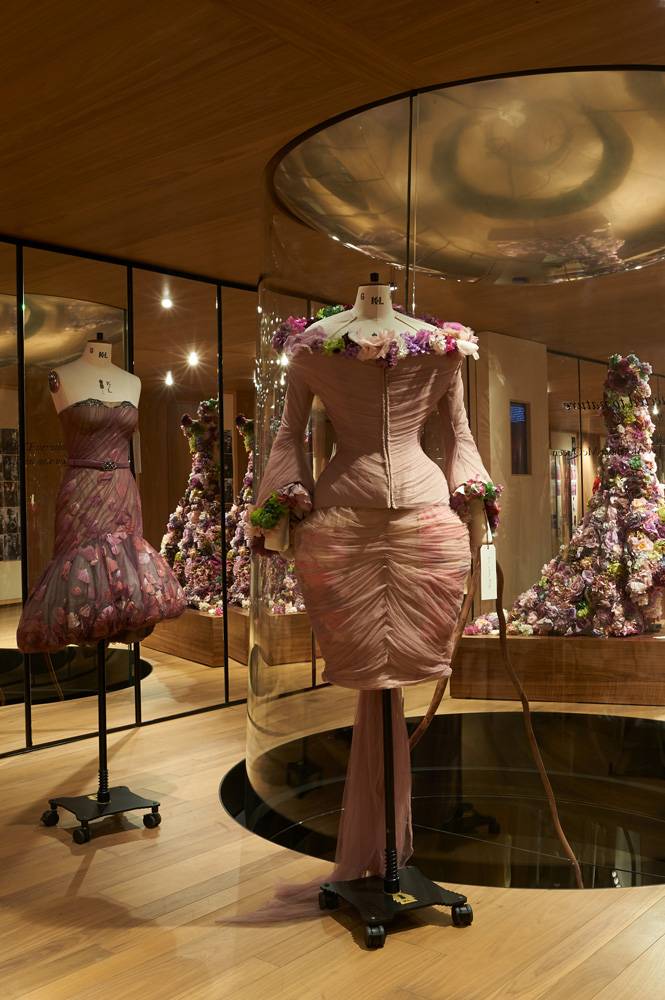 Alexander McQueen expose ses créations inspirées par les roses