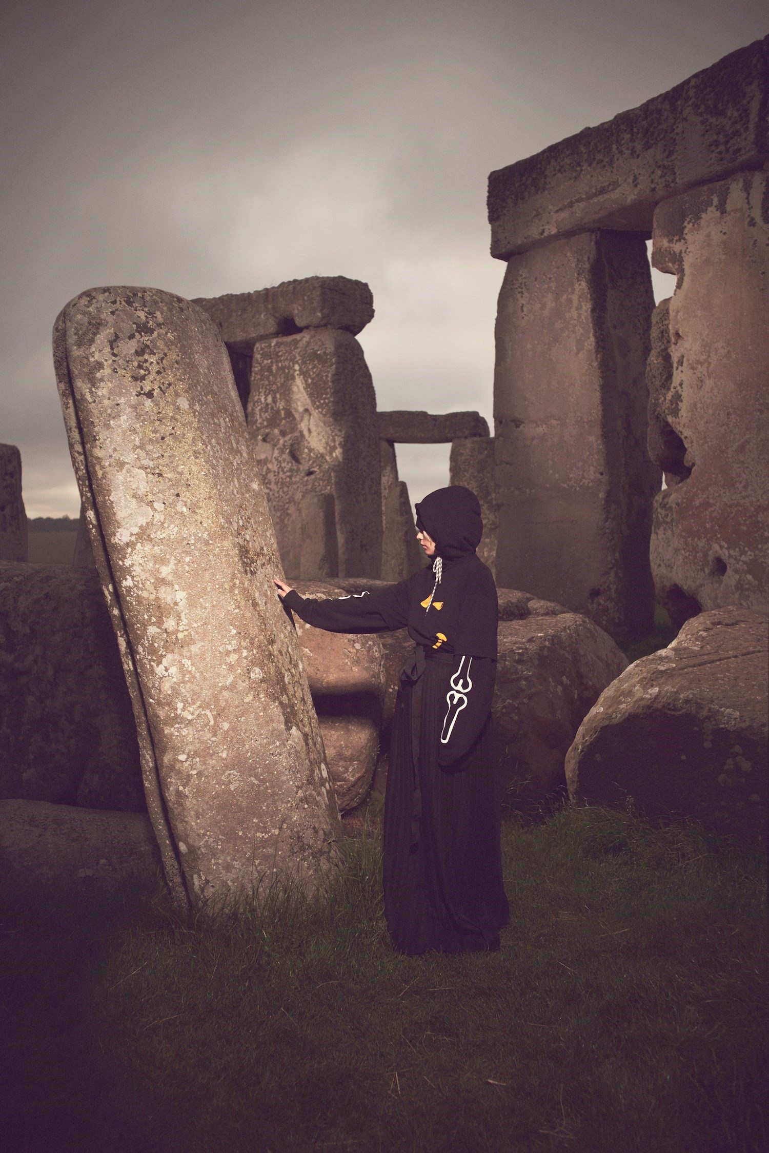 Aries x Jeremy Deller, la collab mystique qui réveille Stonehenge 