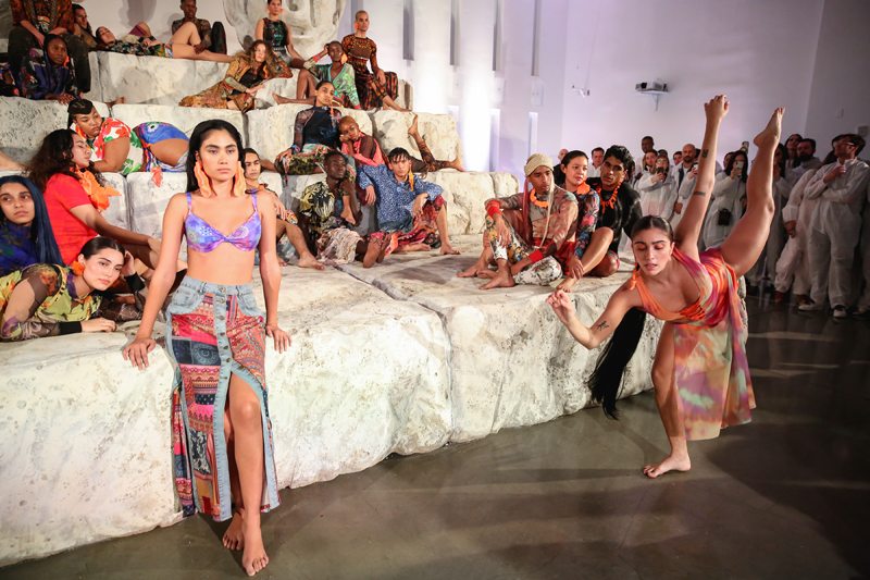 Carlota Guerrero, l’artiste qui entremêle les corps à Art Basel Miami pour Desigual