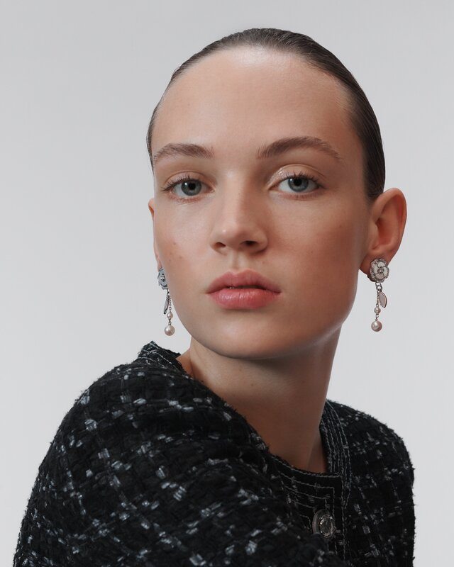 Adoptez le style Chanel : comment porter les boucles d'oreilles de la maison?