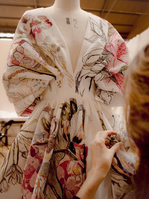 Alexander McQueen brode des fleurs rares et menacées sur ses robes