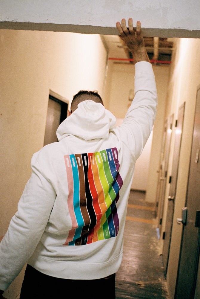 Helmut Lang soutient le "Pride Month 2019" avec un t-shirt et un hoodie 