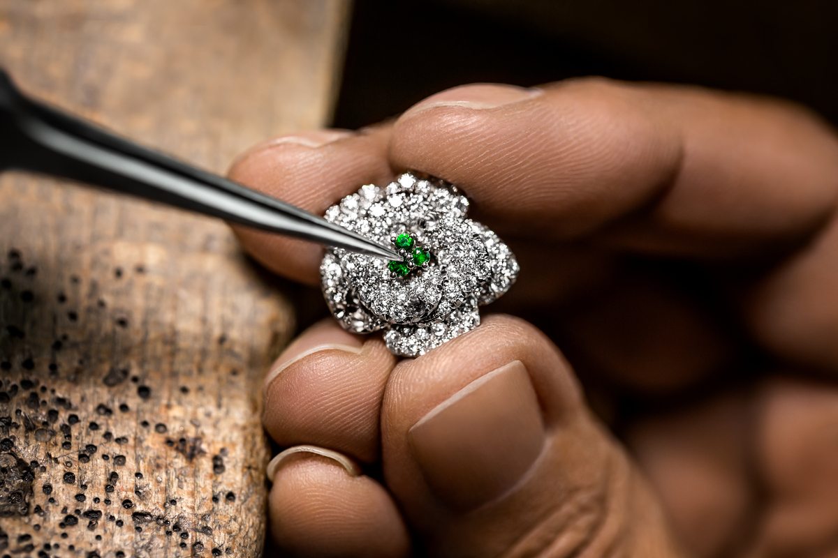 Dior dévoile une minaudière ornée d'un bijou en or et diamant
