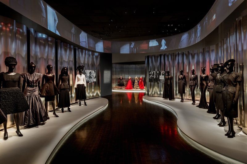 Dior s’offre sa première grande rétrospective aux États-Unis
