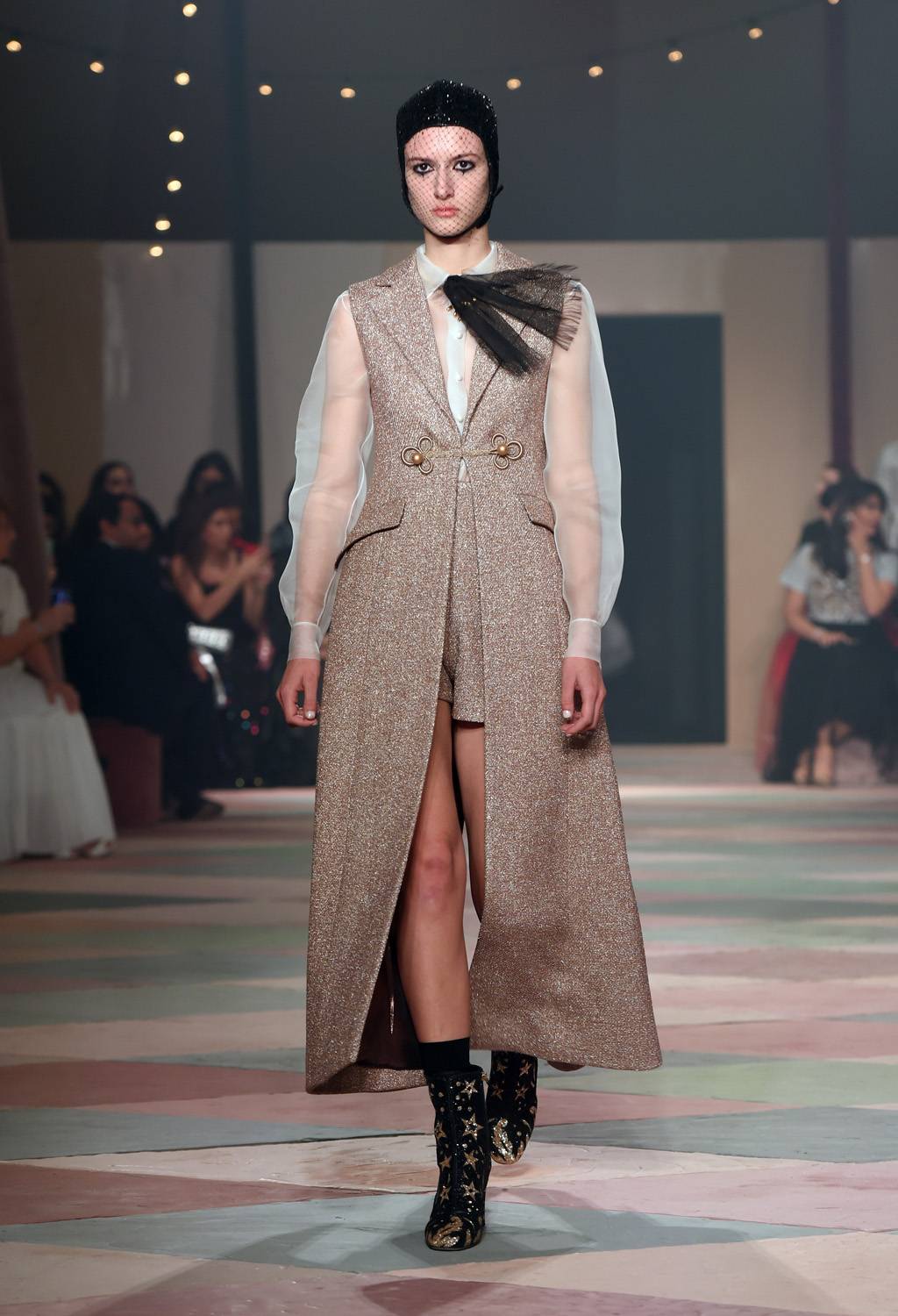 Dior dévoile 15 looks haute couture exclusifs pour son premier défilé à Dubai
