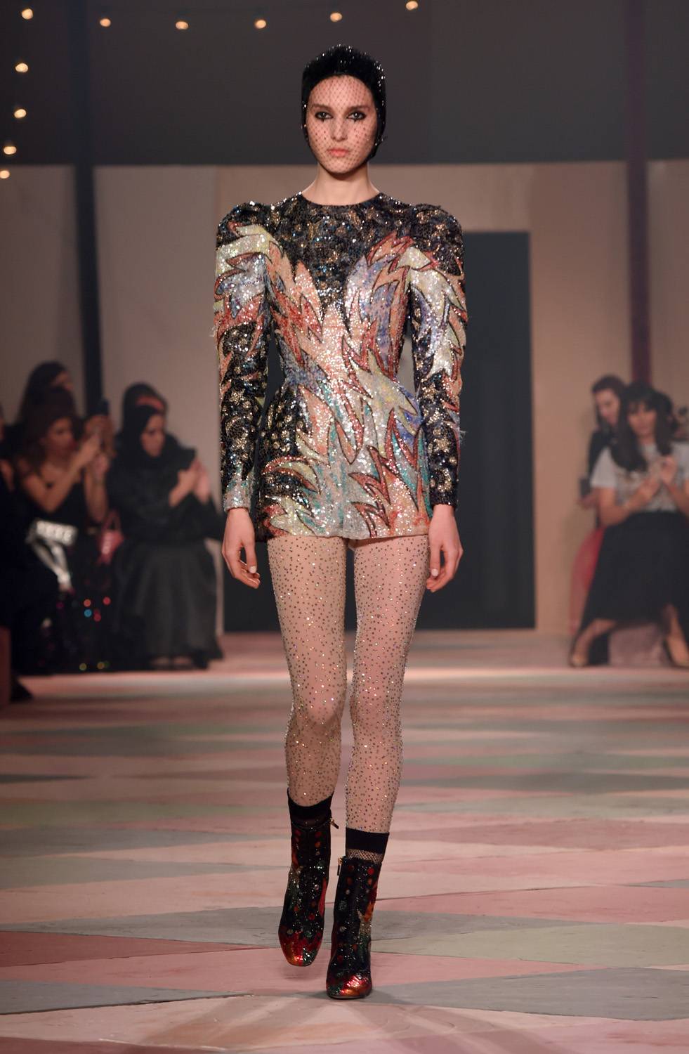 Dior dévoile 15 looks haute couture exclusifs pour son premier défilé à Dubai