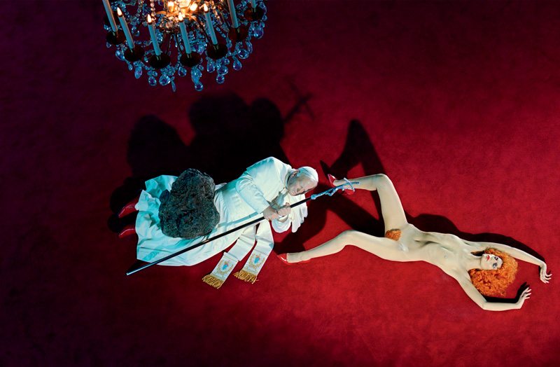 Miles Aldridge rend hommage à l'artiste Maurizio Cattelan dans une série mode exclusive