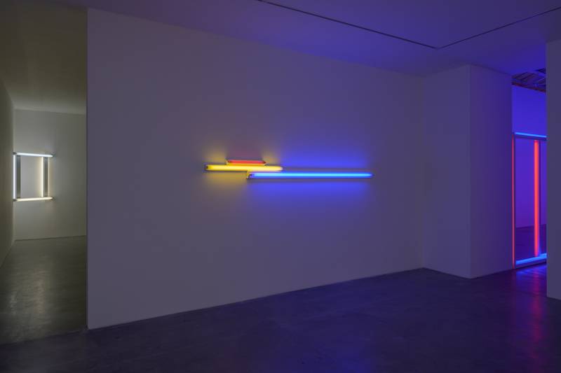 Pourquoi les œuvres de Dan Flavin sont-elles plus que de simples néons ?