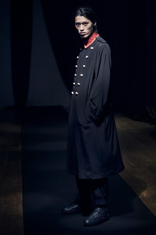 Yohji Yamamoto dévoile une collection homme punk et éveillée