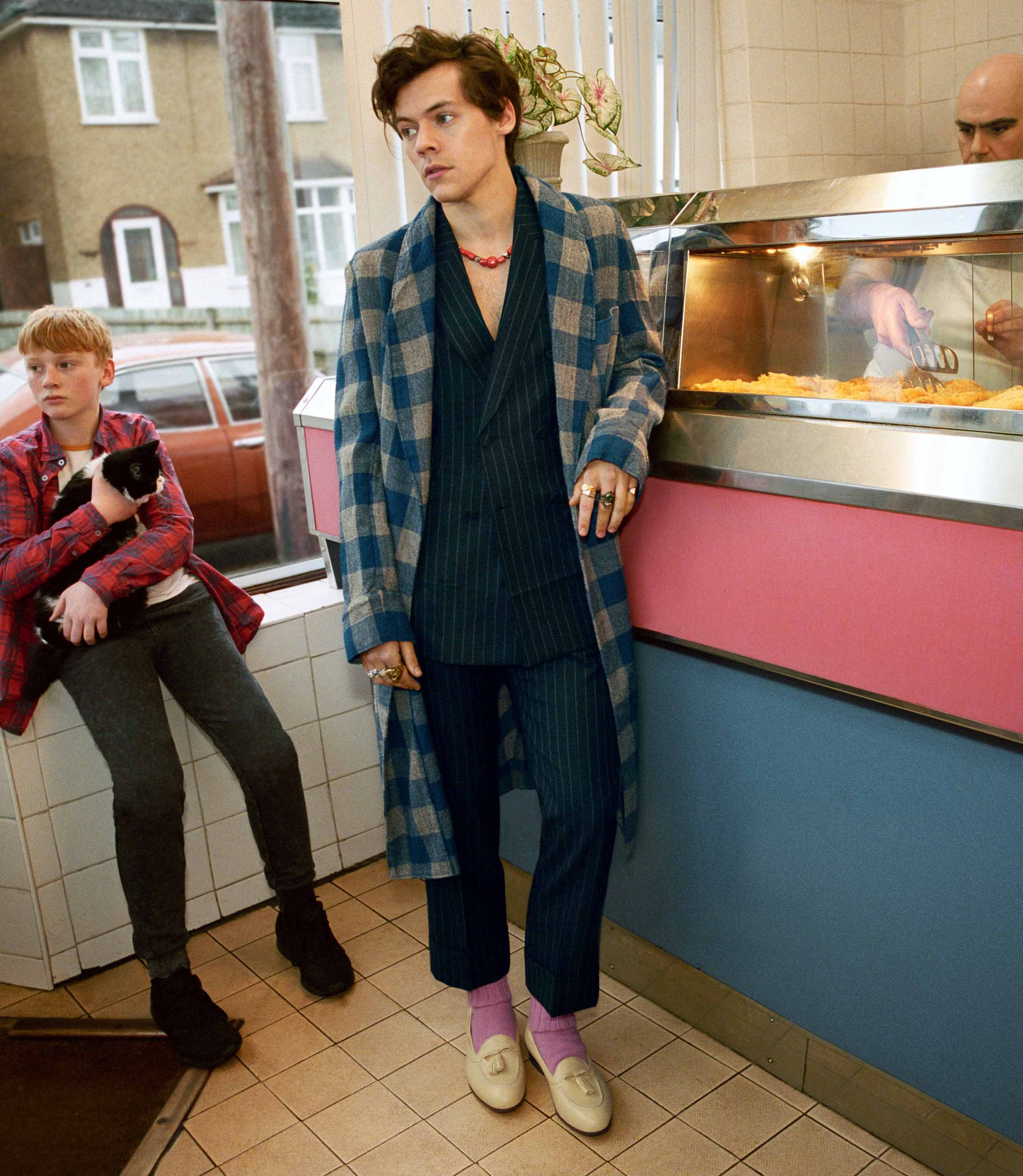 Harry Styles squatte un fish & chips en Gucci