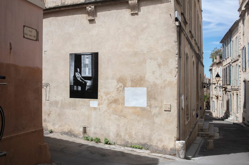Arles expose des immenses photographes à ciel ouvert