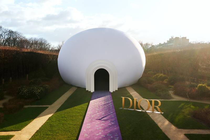 L'artiste Judy Chicago gonfle une sculpture au musée Rodin pour le défilé Dior